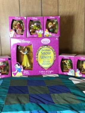 DISNEY SNOW WHITE AND SEVEN DWARF COLLECTION OF EIGHT